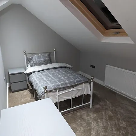 Modern 4 Bedroom House, Hollin Hill Ave شقة *