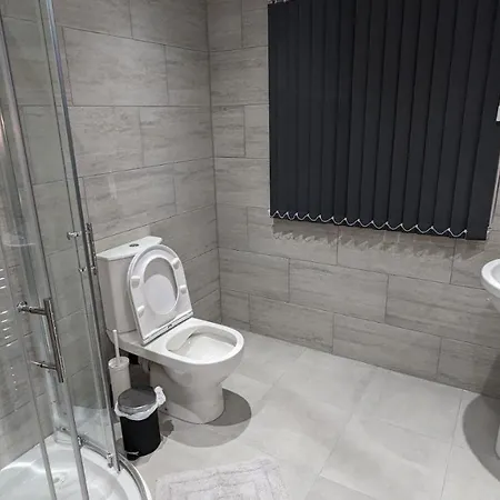 Modern 4 Bedroom House, Hollin Hill Ave * ليدز