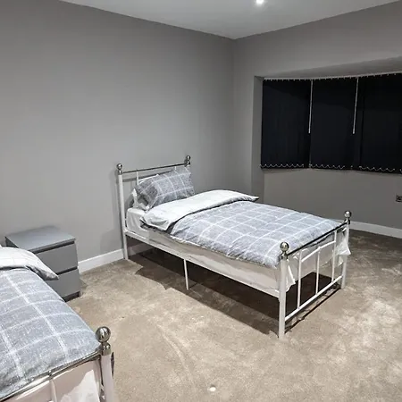 Modern 4 Bedroom House, Hollin Hill Ave شقة ليدز