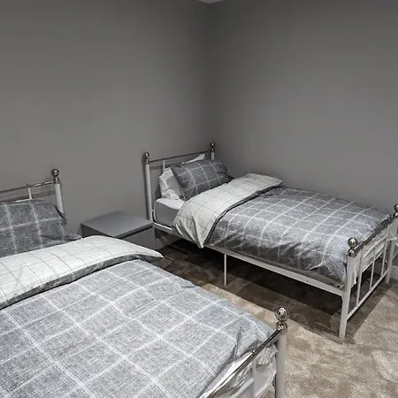 Modern 4 Bedroom House, Hollin Hill Ave *