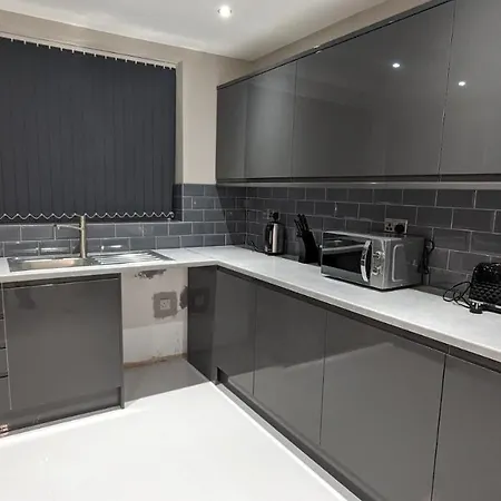 Modern 4 Bedroom House, Hollin Hill Ave شقة *
