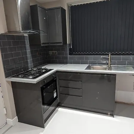 Modern 4 Bedroom House, Hollin Hill Ave * ليدز