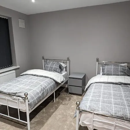 شقة Modern 4 Bedroom House, Hollin Hill Ave