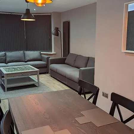 Modern 4 Bedroom House, Hollin Hill Ave شقة ليدز