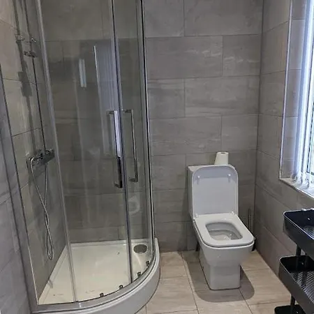 Modern 4 Bedroom House, Hollin Hill Ave *
