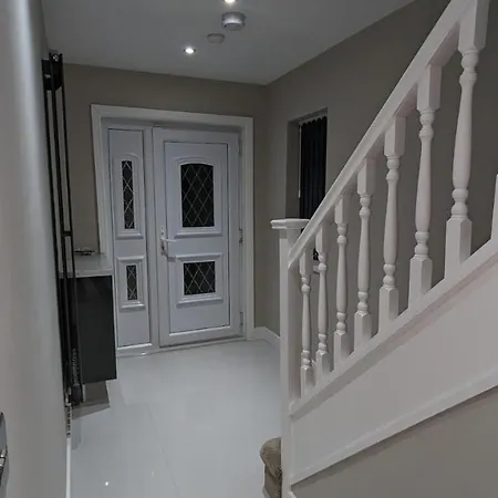 Modern 4 Bedroom House, Hollin Hill Ave
