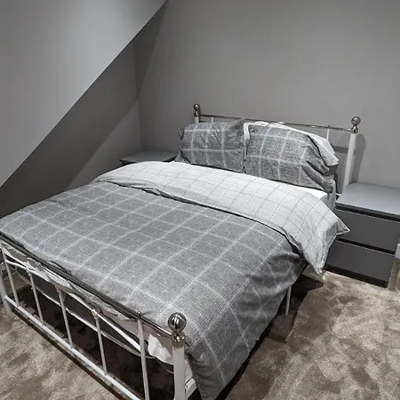 Modern 4 Bedroom House, Hollin Hill Ave *