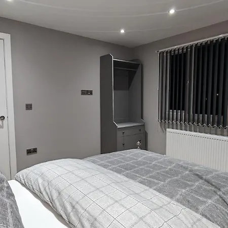 شقة Modern 4 Bedroom House, Hollin Hill Ave *