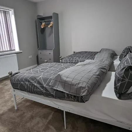 شقة Modern 4 Bedroom House, Hollin Hill Ave *
