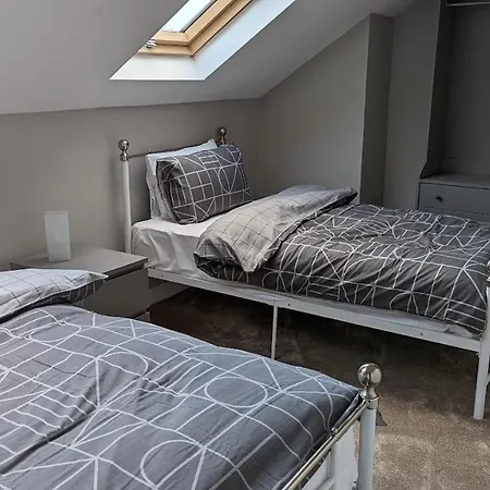 Modern 4 Bedroom House, Hollin Hill Ave