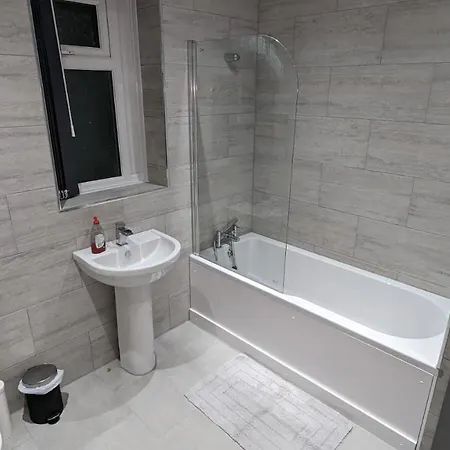 شقة Modern 4 Bedroom House, Hollin Hill Ave *