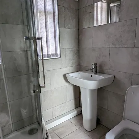 Modern 4 Bedroom House, Hollin Hill Ave *